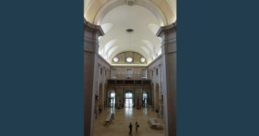 Während das Hauptschiff als großartiges Foyer erhalten blieb, wurden die Seitenschiffe zum Museum umfunktioniert.
