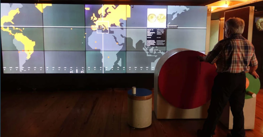 Modernste Technik trifft traditionelle Ausstellung: all die Objekte, die auf der interaktiven Karte eingetragen sind, findet man real in der Ausstellung