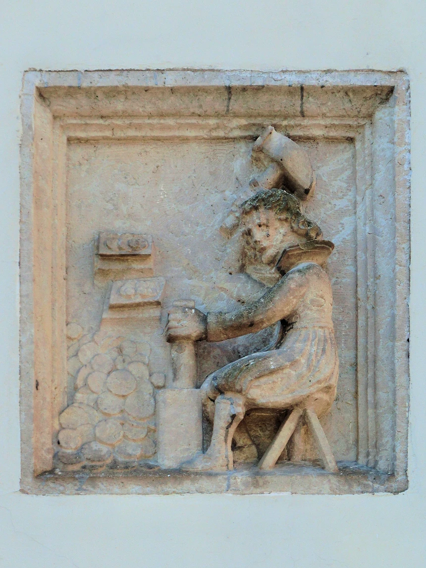 Wandrelief eines Münzschlägers.