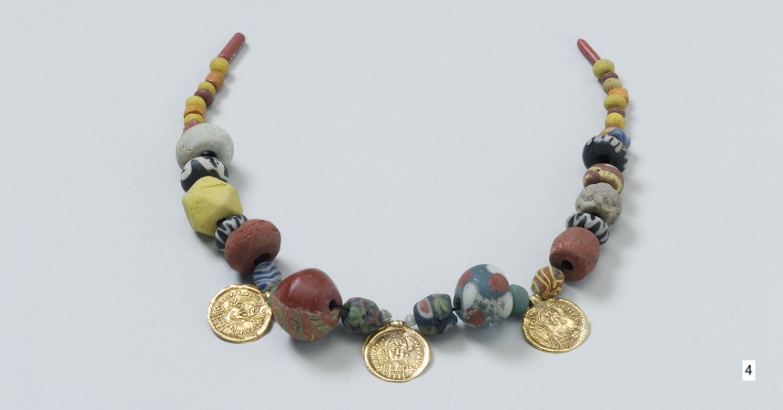 Collier aus Perlen und Goldabschlägen von Solidi des Kaisers Iustinian aus einem Reihengrab von München-Aubing (Oberbayern)